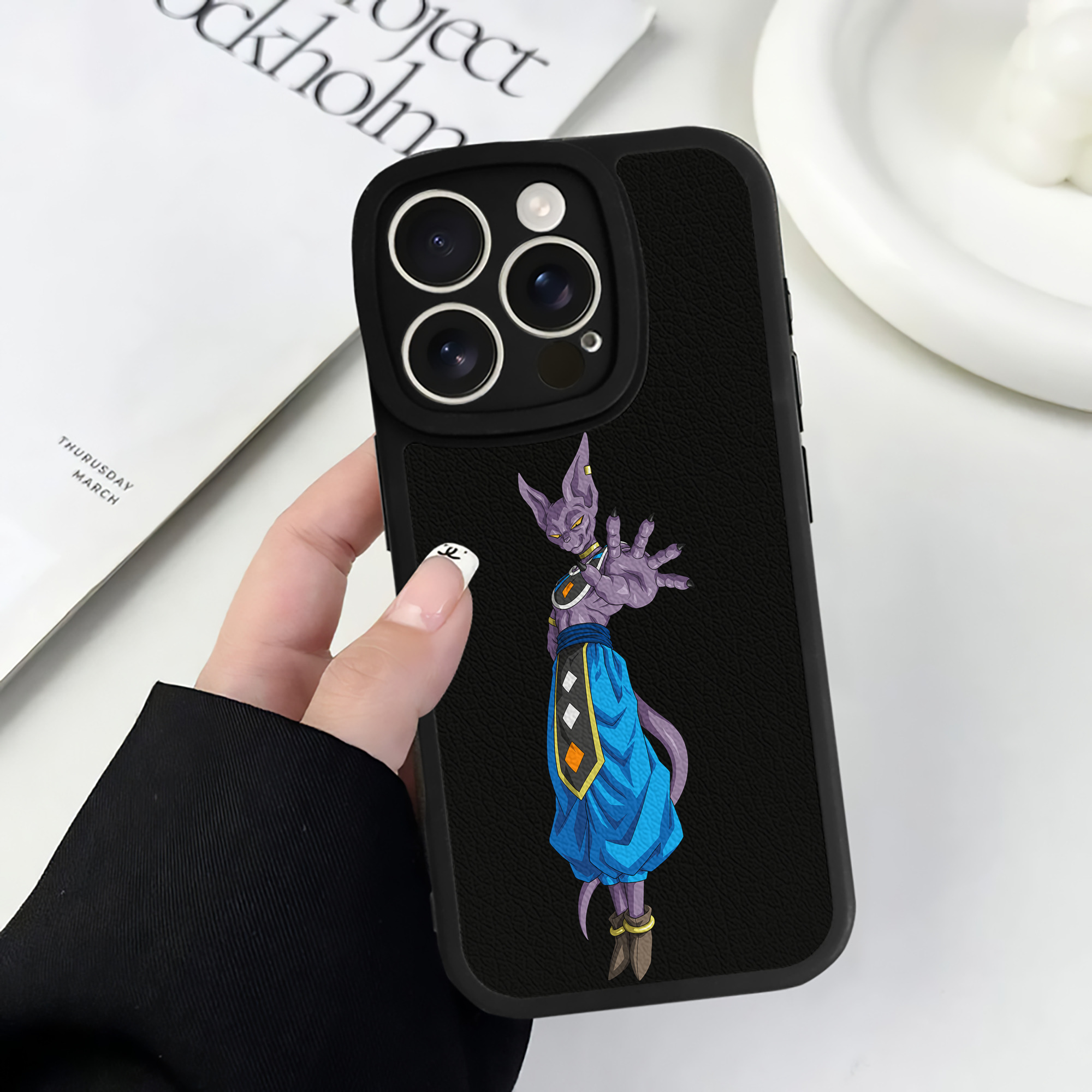 （画像用） ドラゴンボール ビルス 破壊神ビルス DRAGON BALL Beerus Birusu 【iPhone 16シリーズ対応】シリコンスマホケース（レザー調） 材質：シリコン